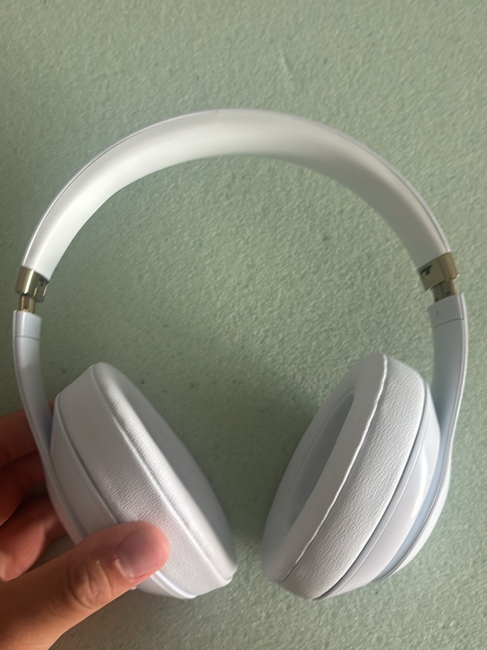 Beats Studio 3 White Wireless Over-Ear Headphones with Gold Accents